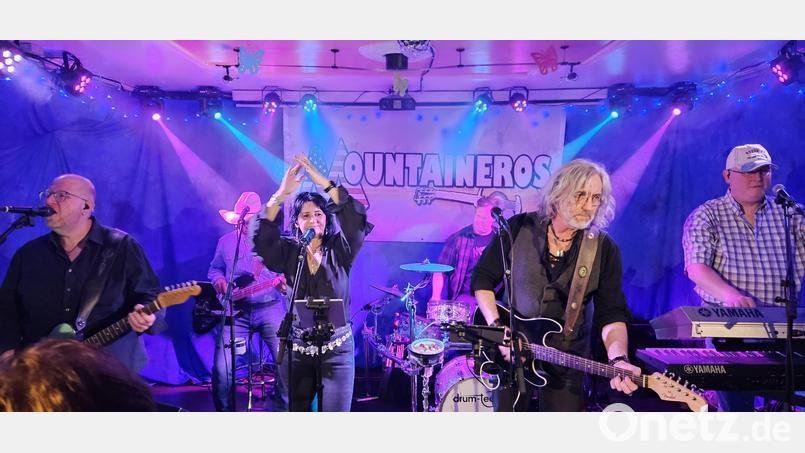 Die &quot;Mountaineros&quot; geben Vollgas im Kulturbahnhof in Weiden. Bild: uz