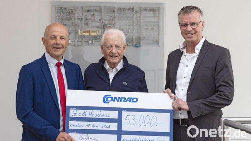Zur Unterstützung der Sportvereine durch die Conrad-Sportförderung überreichte Klaus Conrad (Mitte) einen Scheck der Firma Conrad Electronic über 53.000 Euro an den Schatzmeister Hermann Falk (rechts) und den ehrenamtlichen Geschäftsführer Günter Simmerl (links). Bild: Michael C. Geiss