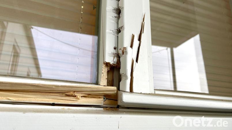 Massive Kraft muss der Täter beim letztlich erfolglosen Versuch aufgewandt haben, in den Kindergarten St. Joseph in Neustadt/WN einzubrechen. Bild: Gabi Schönberger