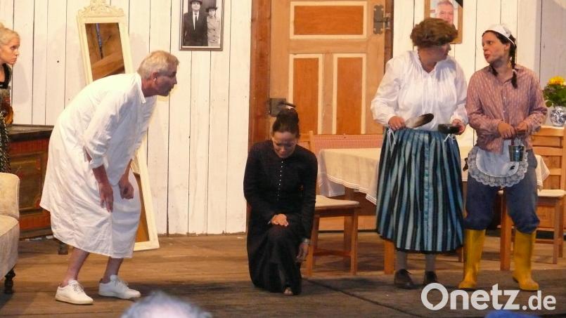 Das Königsteiner Bauerntheater (im Bild von links: Hans-Jürgen Pirner, Angela Brunner, Johanna Gebhard und Linda Hirsch) spielt im Sommer wieder auf der Freilichtbühne. Archivbild: Hans-Jürgen Pirner