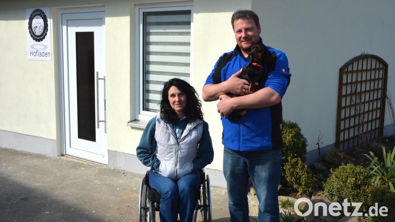 Doris Scharnagl-Lindinger und ihr Ehemann Matthias Lindinger vor dem neuen Hofladen. Für beide geht ein lange gehegter Traum in Erfüllung. Bild: jr