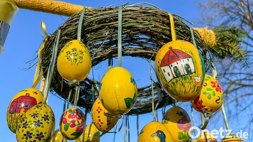 Der Osterbrunnen des Arbeiterkameradschaftsvereins in Sulzbach-Rosenberg ist ein Besuchermagnet. Bild: Petra Hartl