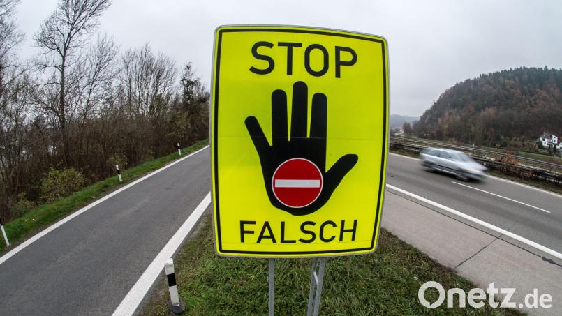 Ein Schild mit der Aufschrift &quot;Stop falsch&quot; steht an einer Autobahnauffahrt. Symbolbild: Armin Weigel/dpa