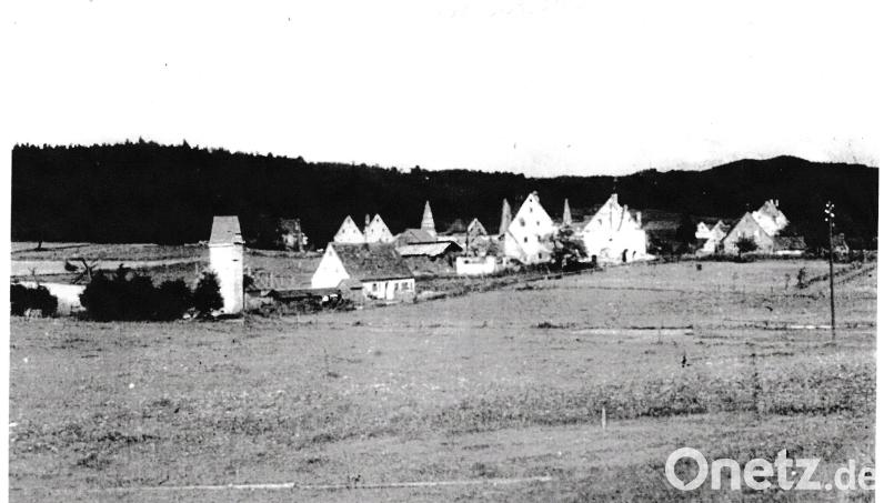 Das Dorf Unterachtel nach der Zerstörung: Viele Häuser haben noch einen Giebel, aber kein Dach mehr. Bild: Archiv Luca Wurzer