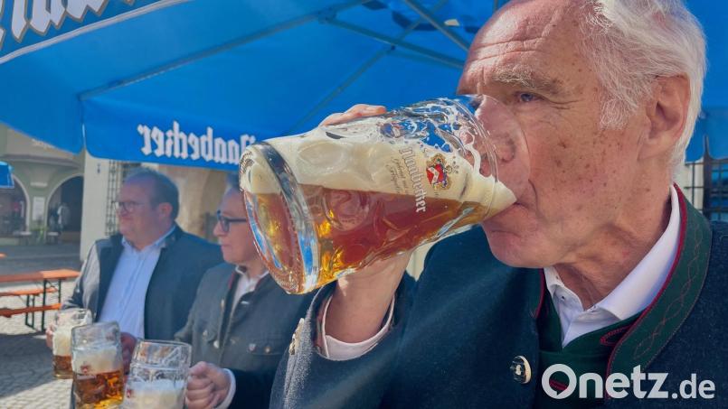 Wolfgang Rasel (rechts) probiert gemeinsam mit Festwirt Christian Papert (links) und Bürgermeister Reinhold Wildenauer das Naabecker Festbier. Bild: Gabi Schönberger
