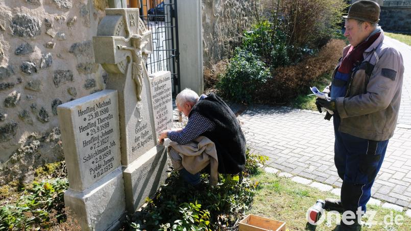 Steinmetz- und Bildhauermeister Georg Doreth und Alfons Ritter erledigen die letzten Arbeiten zur Restaurierung des Denkmals für die Oberbibracher Toten während des Artilleriebeschusses am 19. April 1945. Bild: do