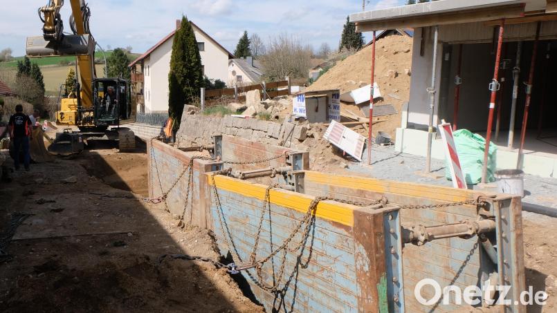 Etwas zäh gehen die Bauarbeiten für die Erneuerung der Kanalleitung und der Sanierung der Hauptwasserleitung in der Püchersreuther Straße voran. Ursache ist das Felsvorkommen auf diesem Streckenabschnitt. Bild: Fred Lehner