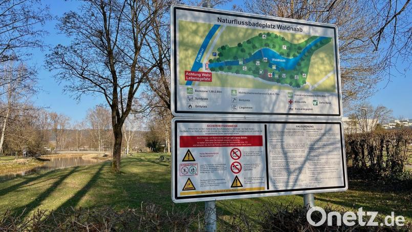 Sie sind nicht zu übersehen. Neue Schilder im Stadtbad Weiden informieren die Besucher über die Hausordnung und geben Sicherheitshinweise. Ein Lageplan zeigt zum Beispiel, wo im Notfall Erste Hilfe zu finden ist. Bild: Gabi Schönberger