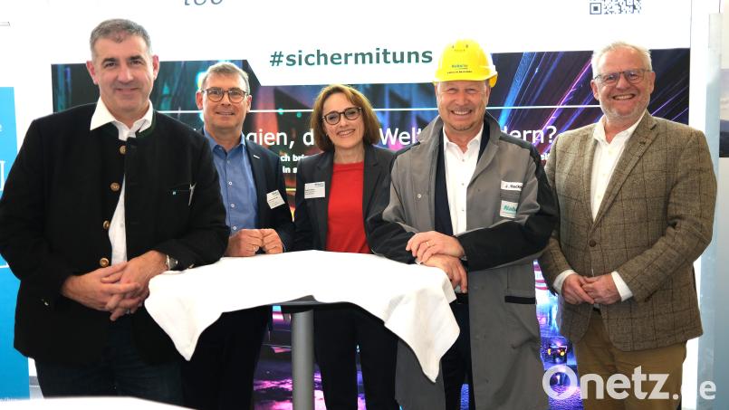 OTH-Professor Werner Prell, Bereichsleiter Rainer Sauerwein, Personalleiterin Regina Glaser, Vorstandsvorsitzender Johannes Heckmann und Oberbürgermeister Andreas Feller (von links) sprechen beim Treffen des Verbandes Deutscher Ingenieure auf dem Gelände des &quot;Hidden Champions Nabaltec&quot;. Bild: Hirsch