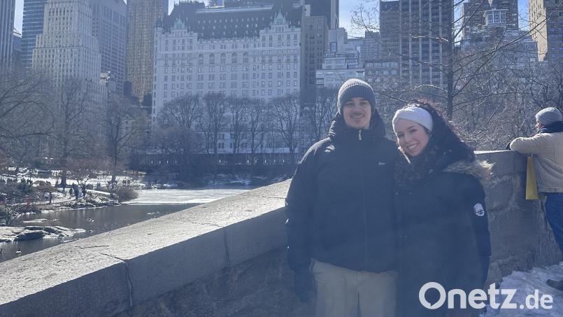 Jonah Lukas (24) und Chantal Prediger (21) aus Weiden im Februar in New York. Hier haben sie mit dem Helikopter einen Rundflug gemacht, der am Donnerstag in den Hudson River stürzte. Dabei kamen eine fünfköpfige Familie und der Pilot ums Leben. Bild: Lukas / exb