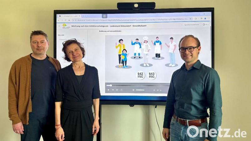 Freude über das erste Online-Verfahren des Gesundheitsamtes Schwandorf: Im Bild (von links) Digitalisierungsmanager Christian Fröhlich, Abteilungsleiterin Dr. Stefanie Bauer und Stellvertreter Alexander Baranek. Bild: Manuel Lischka, Landratsamt Schwandorf/exb