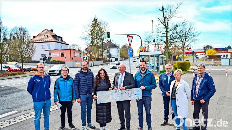 Ortstermin in der Waldershofer Straße: Im Bild von links Maximilian Weismeier (Sachgebietsleiter Tiefbau), Christian Pöhlmann, Christoph Reger (beide Tiefbautechnik Wolf &amp; Zwick), Margit Bayer (Bürgermeisterin Waldershof), Oliver Weigel (Oberbürgermeister Marktredwitz), Philip Wagner (Staatliches Bauamt Bayreuth), Markus Brand (Kommunalunternehmen Marktredwitz), Stefanie Bauer (Tiefbautechnik Wolf &amp; Zwick), Jörg Wifling (Fachbereichsleiter Wasser/Abwasser). Bild: Florian Miedl/fph