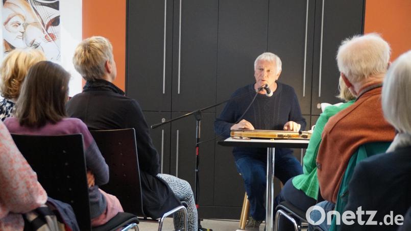 Josef Brustmann greift in seiner Lesung &quot;Jeder ist wer&quot; tief in seine Familiengeschichte und untermalt den Abend mit der Zither. Bild: wel