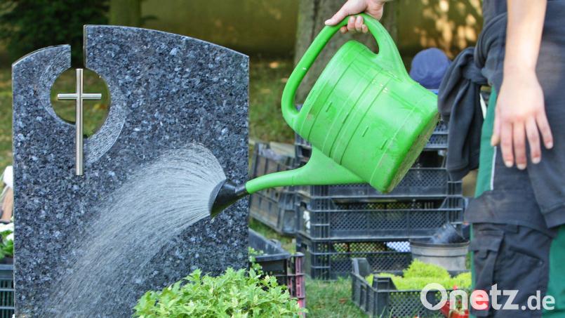 Mittlerweile gibt es Gieß-Wasser auf den Amberger Friedhöfen. Symbolbild: Uwe Anspach/dpa