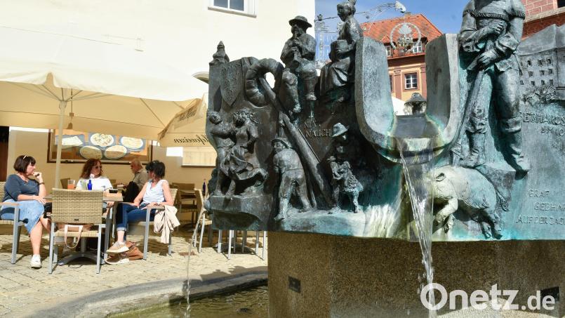 Seit wenigen Tagen ist der Geschichtsbrunnen in der Sulzbacher Altstadt wieder in Betrieb und verbreitet Frühlingsstimmung bei den Gästen der Cafés und Bars. Bild: Petra Hartl
