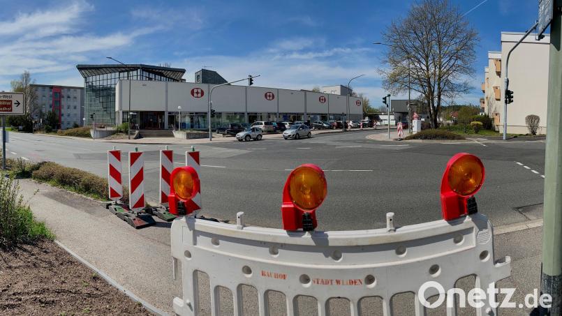 Die Baufirma hat mit den Vorbereitungen für die Asphaltierung der Josef-Haas-Straße und dem Kreuzungsbereich mit der Pressather Straße in Weiden begonnen. Bild: Gabriele Schönberger