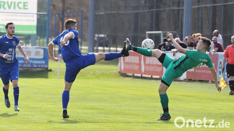 Johannes Roll (rechts, Szene aus der Partie in Etzenricht) und der FC Weiden-Ost sind am Mittwochabend bei der SpVgg Pfreimd zu Gast. Archivbild: war