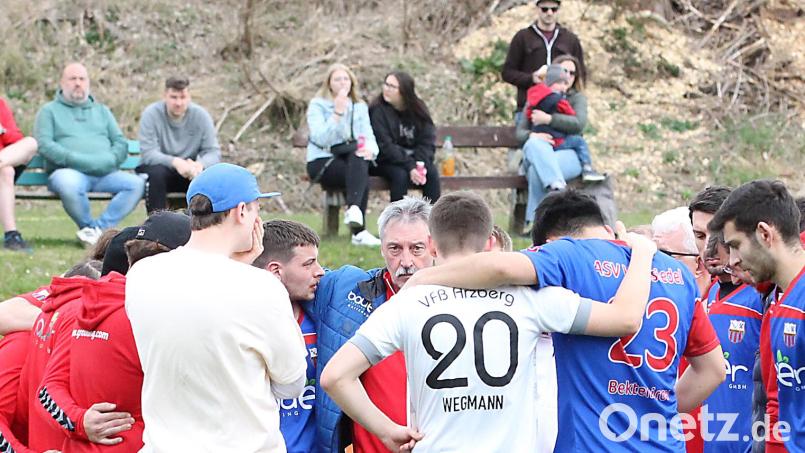 Die Spieler des ASV Wunsiedel und des VfB Arzberg waren nach dem Zusammenbruch des Wunsiedeler Spielers geschockt. Bild: Peter Perzl