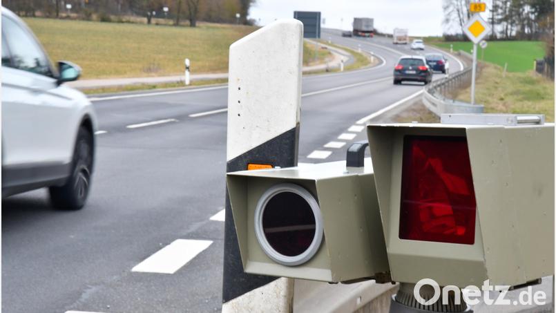 Mit sechs Beamten war die Amberger Polizeiinspektion beim Blitzermarathon vergangene Woche an zwei Geschwindigkeitsmessstellen im Einsatz. Archivbild: Petra Hartl