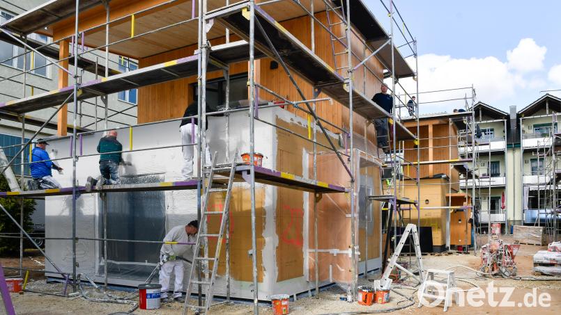 In der vergangenen Woche sind die Tiny-Häuser in Kümmersbruck verputzt worden. Bild: Petra Hartl