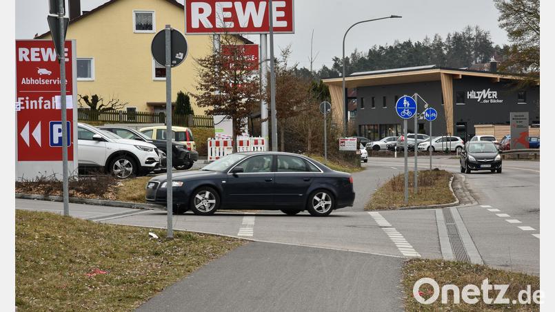 Das wird keine einfach Baustelle: Der Geh- und Radweg an der Vilstalstraße in Kümmersbruck muss ab April mehrere Wochen gesperrt werden, weil hier die Wasserleitung erneuert wird. Bild: Stephan Huber