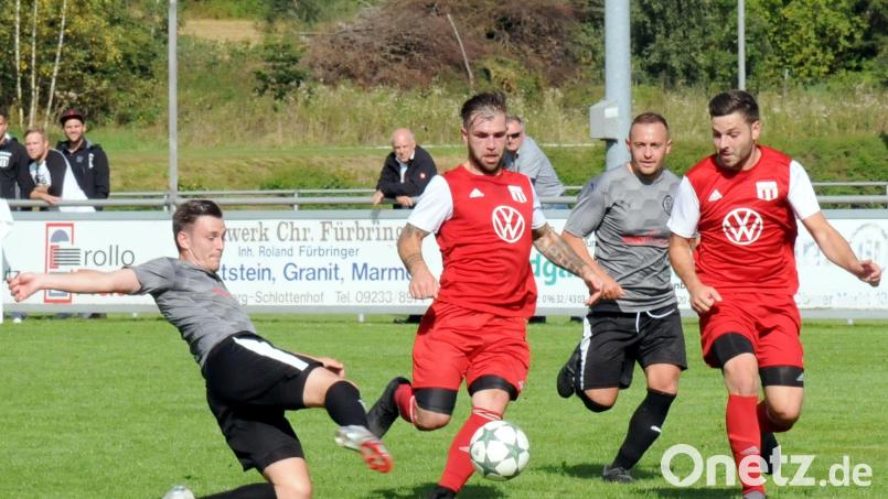 Julian Künzel (links, noch im Trikot der SpVgg Selb 13) wechselt im Sommer von Union Selb zum SV Mitterteich. Archivbild: hho