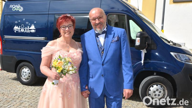 Andrea und Gerhard Zeus nach ihrer standesamtlichen Trauung, im Hintergrund das Wohnmobil, das ihnen als Hochzeitsauto diente. Bild: jr