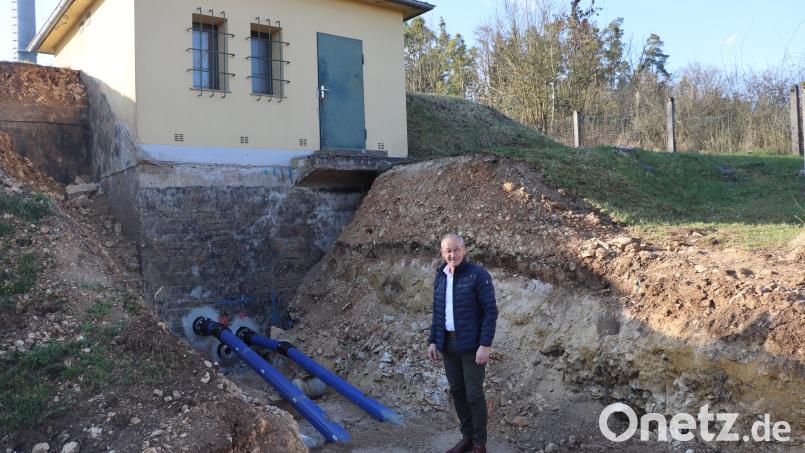Die Leitungen sind bis zum Vilshofener Hochbehälter erneuert. Bürgermeister Erwin Geitner freut sich über das Ergebnis, demnächst wird hier der Untergrund wieder aufgefüllt. Bild: mrr