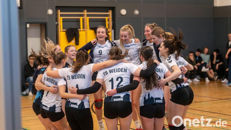 Der Jubel bei den TB-Volleyballerinnen war groß: Durch zwei Siege im Relegationsturnier schaffte der TB Weiden den Wiederaufstieg in die Landesliga. Bild: Breinbauer