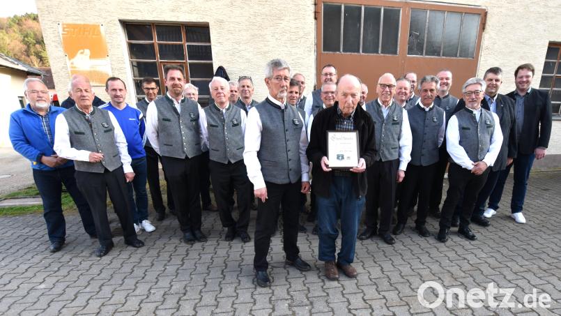 Die Sangesbrüder brachten Hans Behringer zum 85. Geburtstag ein Ständchen und ernannten ihn zum Ehrenmitglied. Stolz hält er die Urkunde in den Händen. Bild: no
