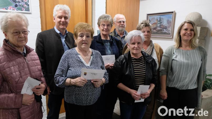 Die Gewinner von „Floß blüht auf&quot; (von links): Lucie Meißner, Bürgermeister Robert Lindner, Brigitte Schülein, Karin Mayer, Werner Bock, Heidi Stahl, Manuela Reber und Glücksfee Katja Buchner. Bild: Fred Lehner