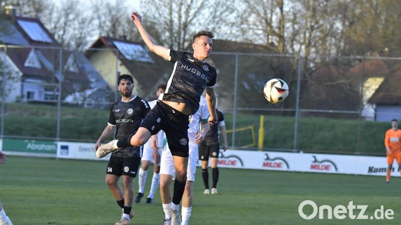 Dominik Haller (vorne ) und die DJK Gebenbach verloren das Heimspiel gegen den TSV Neudrossenfeld am Mittwochabend mit 1:2. Bild: Hubert Ziegler