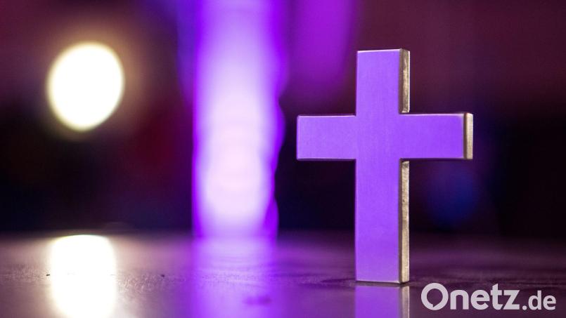 Jährlich treten Tausende Menschen aus der Kirche aus. Zwei junge Männer aus Amberg erzählen, wieso auch sie ihren Glauben in einer freien Kirchengemeinde ausleben. Symbolbild: Sebastian Gollnow/dpa