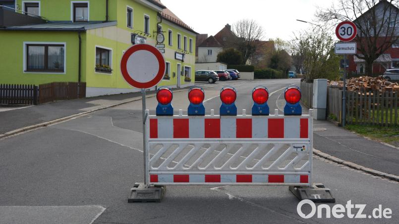 Die Hauptstraße (Bild) in Pechbrunn ist gleich ab der Ortseinfahrt komplett für den Durchgangsverkehr gesperrt. Die abschnittsweise Sperrung soll bis zum 17. Oktober anhalten. Bild: jr