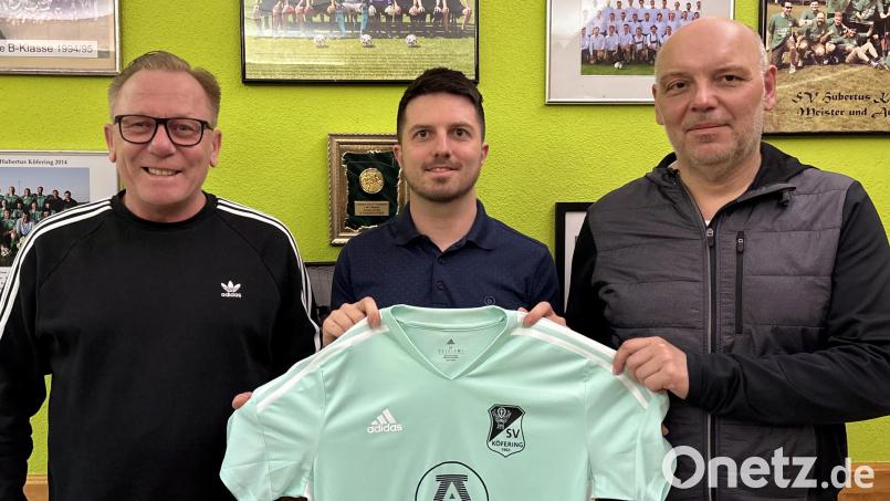 Spartenleiter Christopher Ernst (Mitte) vom SV Köfering freut sich über die Verpflichtung des Trainerduos Christian Helleder (links) und Oliver Lassmann. Bild: SV Köfering/exb