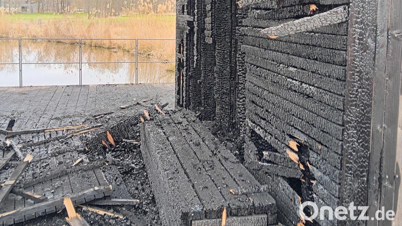 Komplett abgebrannt ist der sogenannte Storchenpavillon im Fischhofpark Tirschenreuth. Die Polizei Tirschenreuth ermittelt und sucht Zeugen, die bisher noch nicht befragt worden sind. Bild: as