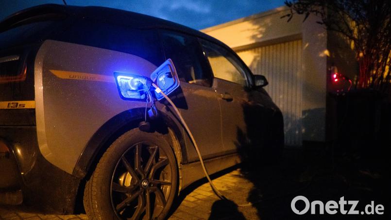 Da die meisten Autos Zuhause die ganze Nacht über an der Wallbox hängen, spielt die Zeitersparnis beim Laden für private Nutzer kaum eine Rolle. Hier reicht also eine Wallbox mit 11kW. Bild: Julian Stratenschulte/dpa