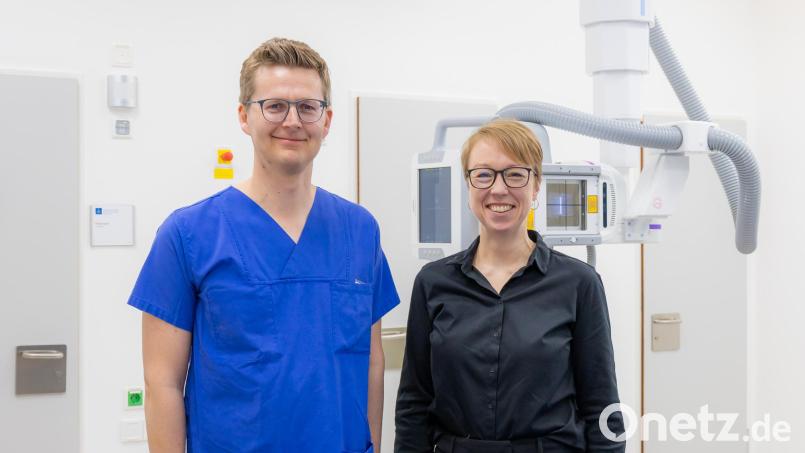 Mit neuer Leitung und modernster Technik geht die Radiologie am Krankenhaus St. Barbara Schwandorf neue Wege – im Bild: Dr. Florian Zirngibl und Janina Philipp an der Röntgenliege. Bild: Michael Vogl/exb