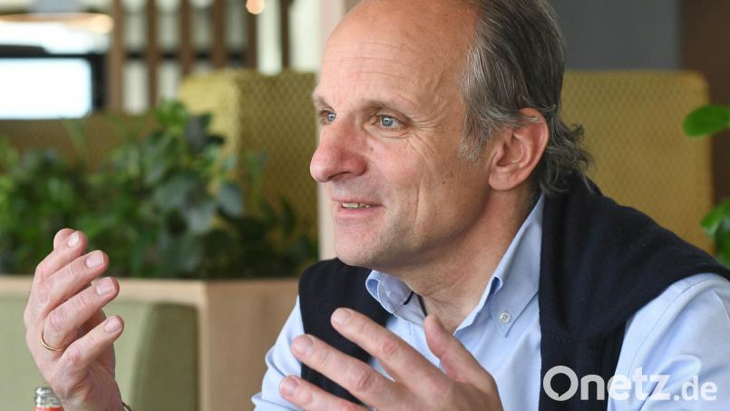 In der neuen Witt-Kantine in Weiden spricht Patrick Boos, Vorsitzender der Geschäftsführung der Witt-Gruppe, über die Transformation des Unternehmens. Bild: Gabi Schönberger