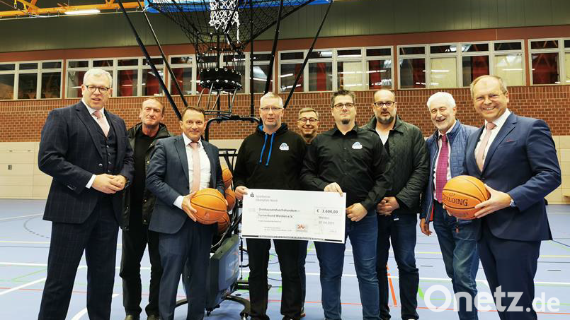 Die Sportförderstiftung der ehemaligen Stadtsparkasse Weiden überreichte einen Scheck über 3600 Euro an den Turnerbund Weiden. Bild: TB Weiden e. V. Daniel Waldhauser