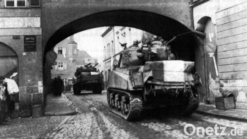 Einmarsch der Amerikaner am 22. April 1945: Die Bewohner des Oberen Tores hängen weißen Stoff aus den Fenstern. Bild: Archiv Oberpfalz-Medien