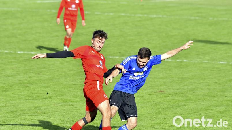 Fabian Spies (rechts) und der FC Edelsfeld fordern auf eigenem Platz den 1. FC Rieden heraus. Der TSV Königstein um Yannick Hutzler gastiert dagegen beim SV Kohlberg. Archivbild: Hubert Ziegler