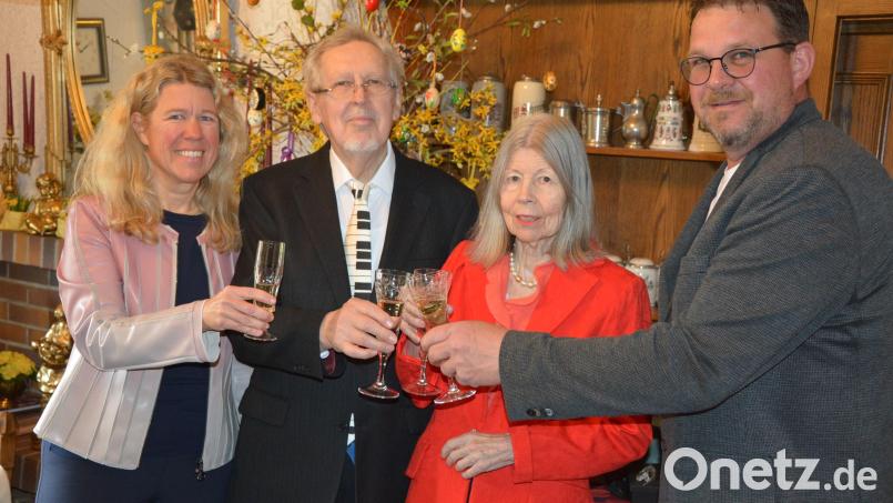 Gemeinsam auf den 80. Geburtstag stießen Jubilar Werner Schübel (Zweiter von links), Ehefrau Renate sowie Tochter Isabel (links) und Bürgermeister Stephan Schübel (rechts) an. Bild: jr