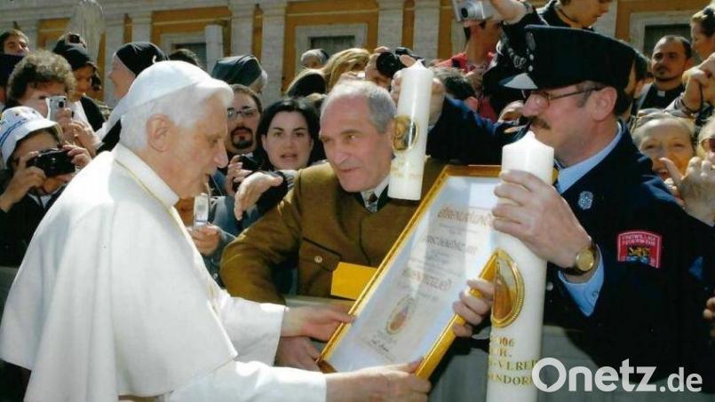 Ein großer Tag für den Schwandorfer Josefi-Verein: Am 29. März 2006 überreichen Josef Andree (Mitte) und Josef Heisler (rechts) anlässlich einer Generalaudienz auf dem Petersplatz im Vatikan an Papst Benedikt XVI. die Urkunde über die Ehrenmitgliedschaft in dem Traditionsverein. Das war ein knappes Jahr nach der Wahl Ratzingers zum Papst. Archivbild:  Josef Andree/exb