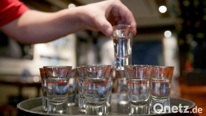 Bei einer Geburtstagsparty in Schwandorf ging es wohl ziemlich feuchtfröhlich zu. Als der Alkohol zur Neige ging, setzt sich ein 59-Jähriger angetrunken ans Steuer, um Nachschub zu holen. Bild:  Axel Heimken/dpa