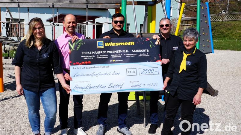 Bürgermeister Hans Ram (Zweiter von links) nahm die Spende des Edeka-Teams mit Prokuristin Signore Wittmann, Inhaber Manfred Wiesmeth, Projektleiter Bastian Wittmann und Marktleiterin Kathrin Hecht (von rechts) entgegen. Bild: tra