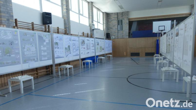 In der Turnhalle stellen die Teilnehmer am Realisierungswettbewerb &quot;Erweiterung Markus-Gottwalt-Schule&quot; an 18 Schautafeln ihre Gestaltungsverschläge vor. Bild: rn