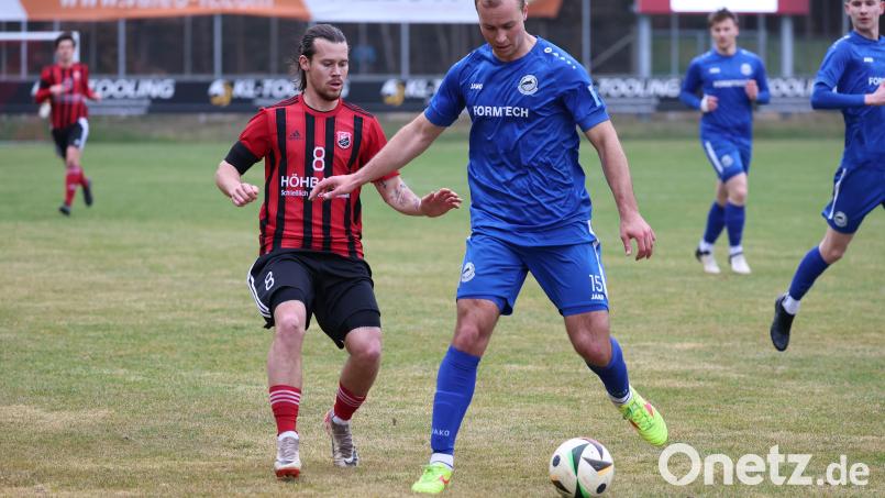 David Bezdicka (links) erzielte den einzigen Treffer beim 1:0-Sieg des SC Luhe-Wildenau am Donnerstagabend beim TSV Kareth-Lappersdorf. Archivbild: Dieter Jäschke