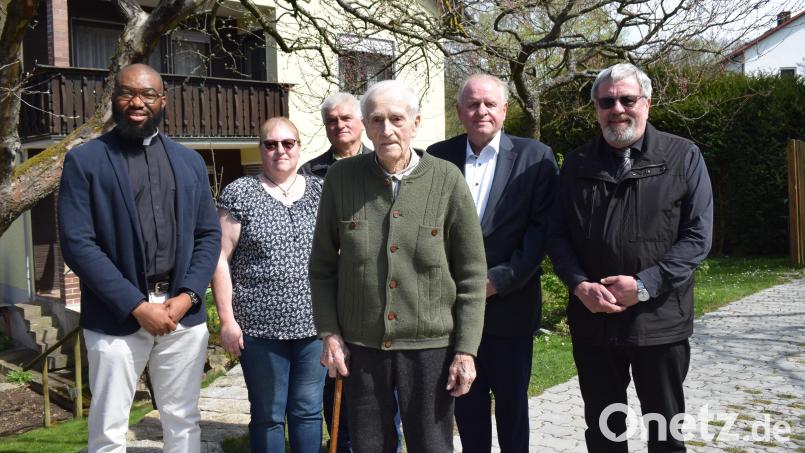 Viele Glückwünsche zu seinem 100. Geburtstag kann Josef Schottenbauer aus Woppenhof entgegen nehmen. Zu den Gratulanten gehören (von links) Pfarrvikar Ukatu, Maria Kiener
und Albert Lindner von Pfarrgemeinderat, Dritter Bürgermeister Dieter Rosenberg und Pfarrer Markus Ertl. Bild: bnr