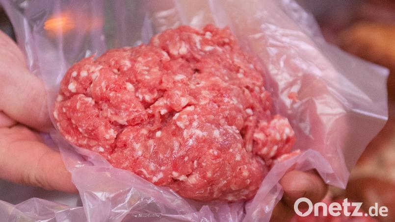 Wer mit Lebensmitteln wie Hackfleisch arbeitet, benötigt ein Gesundheitszeugnis. Das Gesundheitsamt bietet die Erstbelehrung dafür jetzt auch als Online-Variante an. Symbolbild: Hauke-Christian Dittrich/dpa